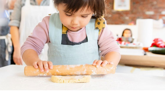 Pain, gâteaux… avec les enfants, mettez la main à la pâte !